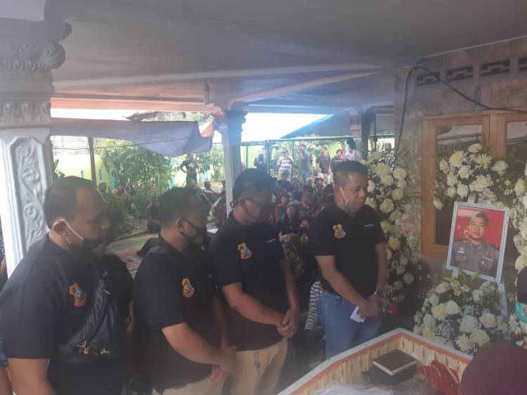 Santuni Istri Almarhum Iptu Imanuel Ginting, Ketua Pewarta : Beliau Polisi Baik dan Suka Menolong