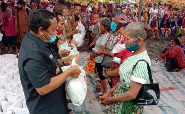 Pemkab Samosir Salurkan Bantuan Pangan Marianna Foundation Parna Raya ke Warga