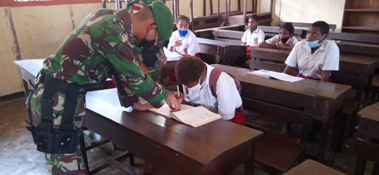 Prajurit TNI Yonif 125 Mengabdikan Diri Membantu Tenaga Pendidik di Sekolah Perbatasan