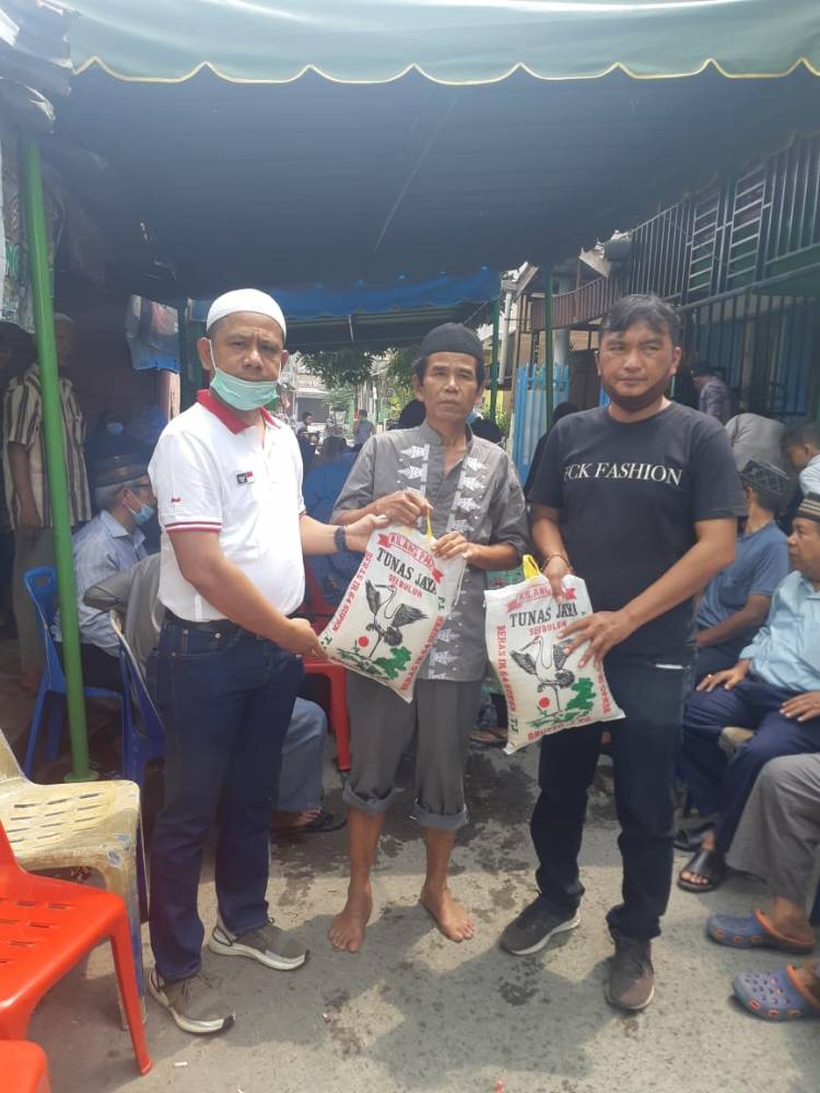 	Melayat ke Rumah Duka, Ketua Pewarta Polrestabes Medan Berikan Santunan untuk Keluarga Almarhumah Suriana