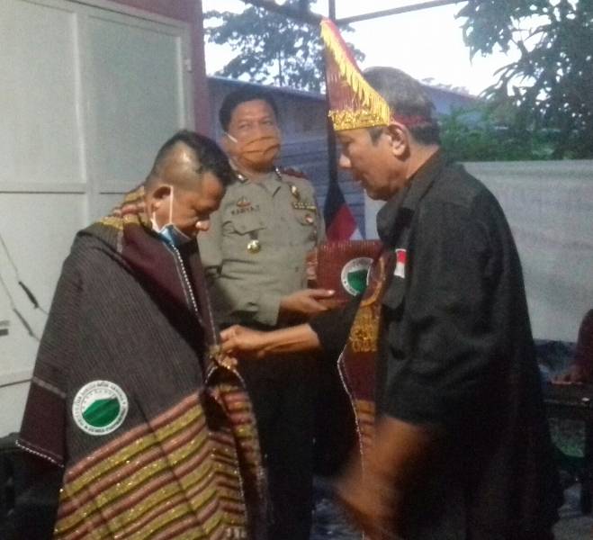 DPP Perserikatan Bangso Batak Sedunia Apresiasi Ketua Pewarta Aktif Gerakan Sosial, Chairum Lubis SH Dipakaikan Ulos