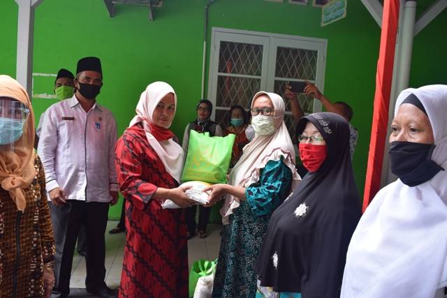 DWP Kemenag Kota Medan Berbagi Sembako untuk Warga Terdampak Covid-19
