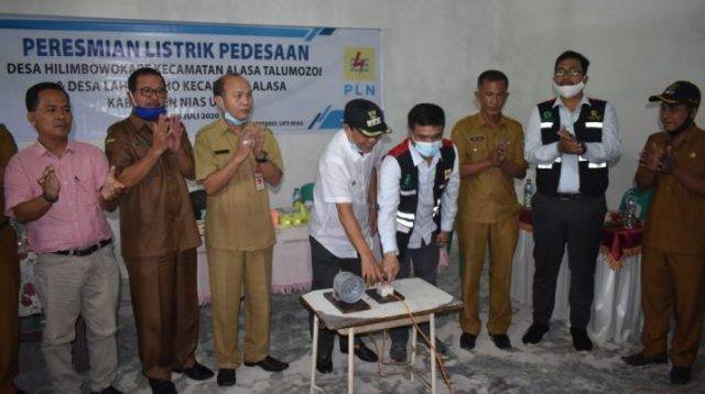 Bupati Nias Utara Resmikan Jaringan Listrik Desa