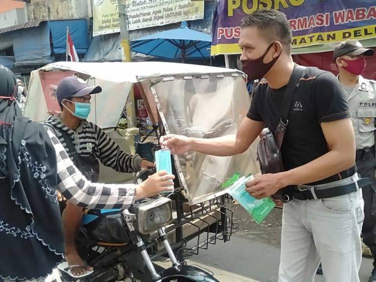 Peduli Dampak Covid-19, Jurnalis Polsek Deli Tua Bagikan  Masker Kepada Warga