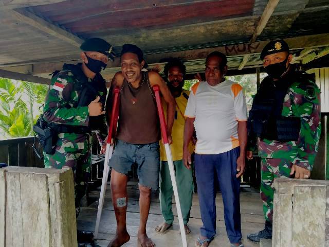 Satgas Bremoro Hadiahkan Tongkat Merah Putih untuk Warga Kampung Yowong Papua
