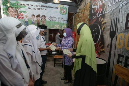 Plt Ketua TP PKK Kota Medan Serahkan Sertifikat Agent Of PR Lingkungan Angkatan II