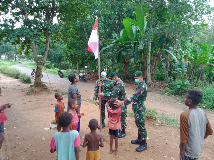 Tingkatkan Rasa Nasionalisme, Satgas 754 Kostrad Adakan Anjangsana dan Bagikan Bendera