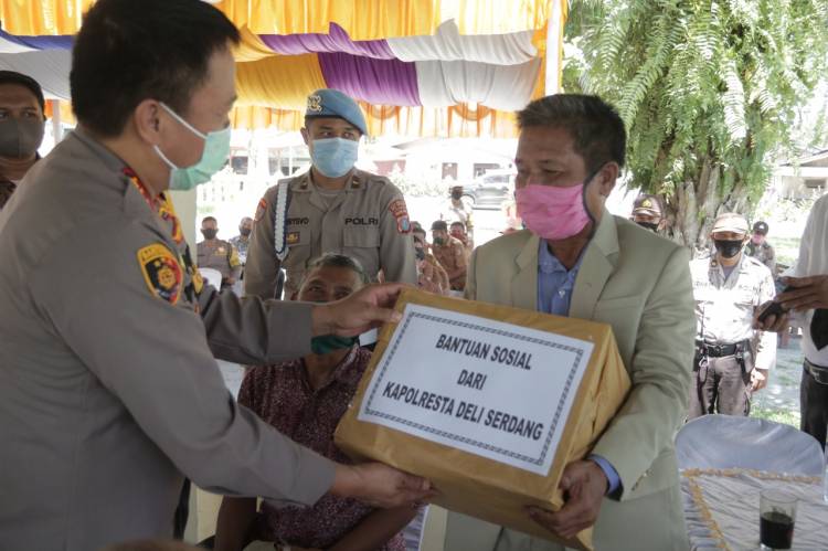 Kunker ke Polsek Pagar Merbau, Kapolresta Deli Serdang Berikan Paket Sembako kepada Dhuafa