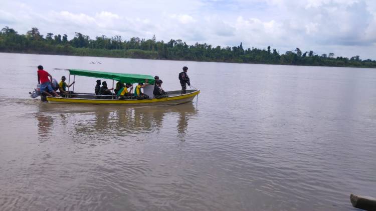 Semarakkan HUT ke-75 RI, Satgas 754 Kostrad Tempuh Jalur Sungai Untuk Kibarkan Merah Putih