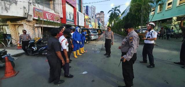 Sabhara Polrestabes Medan Kembali Semprot Disinfektan di Kawasan Pusat Pasar dan Medan Mall