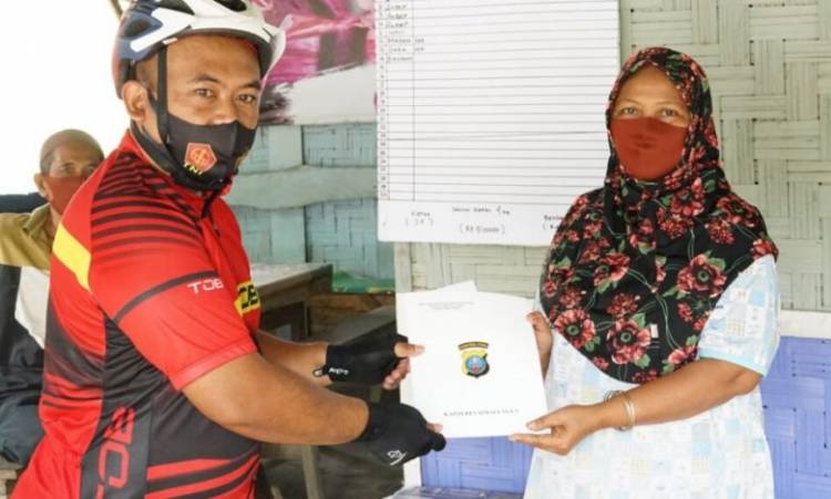 Kapolres Simalungun AKBP Agus Waluyo SIK Bagikan Bantuan Modal Usaha untuk Pedagang Kecil di Simalungun