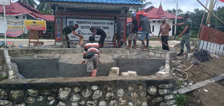 Prajurit Yonif 754 Buat Taman dan Kolam Ikan di Halaman Kantor