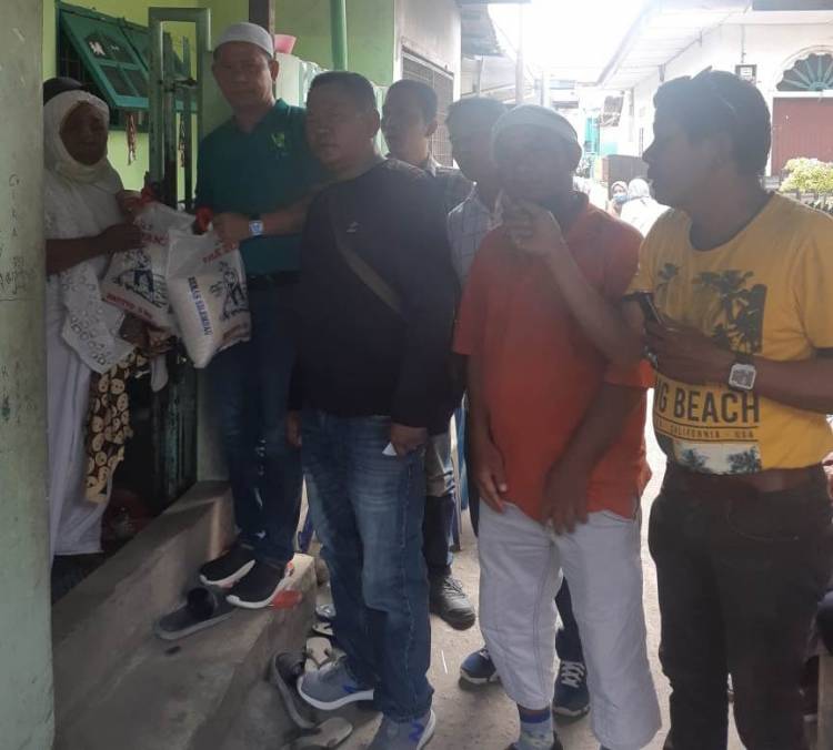 Bawa 2 Goni Beras ke Rumah Duka, Ketua Pewarta Medan Takziah ke Rumah Almarhum Sartono