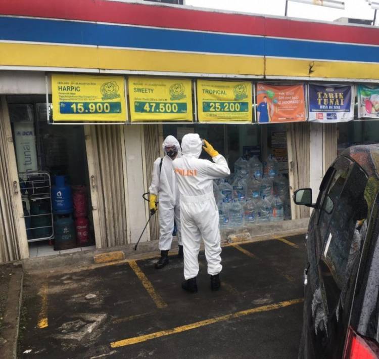 Brimob Polda Sumut Rutin Semprotkan Disinfektan ke Fasilitas Umum, Lawan Penyebaran Covid-19 di Sumut