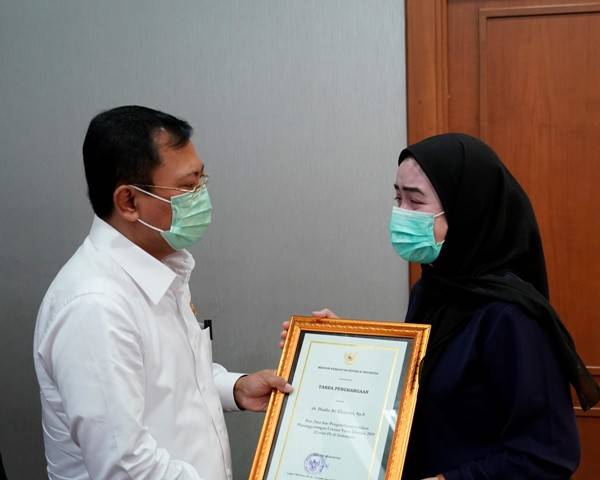 Empat Dokter Ini Gugur Saat Tangani COVID-19, Menkes Terawan Berikan Santunan Rp.300 Juta untuk Ahli Waris