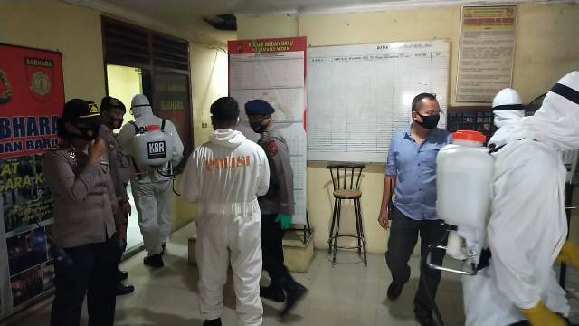 Brimob Polda Sumut Semprotkan Disinfektan di Mako Polsek Medan Baru