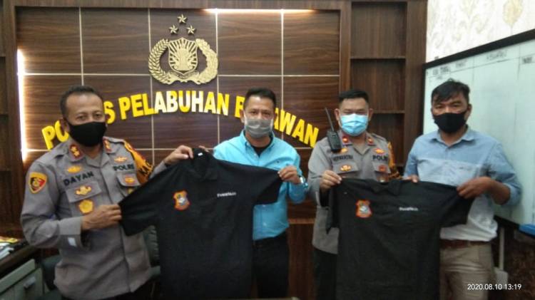 Chairum Lubis Serahkan Baju Pewarta ke Kapolres Pelabuhan Belawan, AKBP Muhammad R Dayan : Tetap Jadi Mitra Polisi dalam Pemberitaan Positif