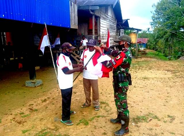 Satgas Pamtas RI-PNG Kibarkan Bendera Merah Putih di Bumi Papua
