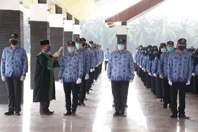 Kankemenag Labura sebagai Rohaniawan Pengambilan Sumpah Jabatan 216 PNS Labuhanbatu Utara