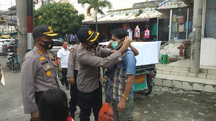 Jalani Masa New Normal, Polsek Medan Baru Bagikan Masker Kepada Warga Terdampak Corona