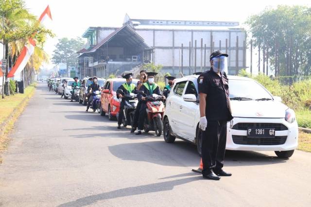Kocak dan Haru, Mahasiswa IAIN Jember Diwisuda Model Drive Thru, Ada yang Naik Sepeda dan Becak