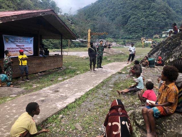 Satgas Yonif 754 Kostrad Kawal Pembagian BLT untuk Masyarakat Kampung Tsinga Papua