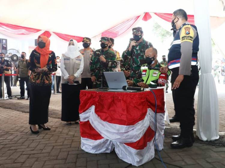 Panglima TNI Berikan Bantuan Laptop Untuk Tenaga Tracer Covid-19 Di Jawa Timur