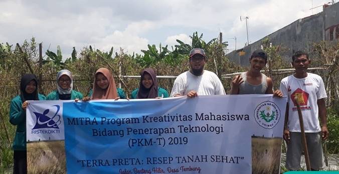 Jadikan Tanah jadi Subur di Desa Tembung, Mahasiswa Unimed Ajak Petani Terapkan Teknik Terra Preta