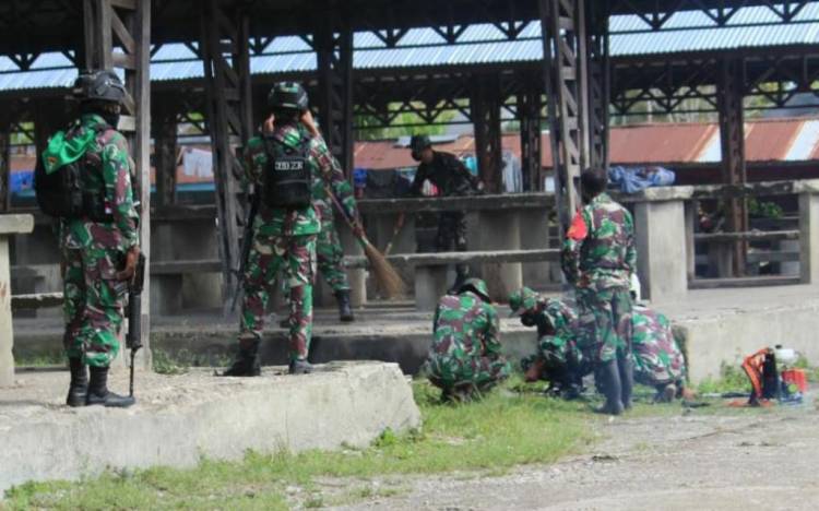 Sambut HUT Ke-76 Kemerdekaan RI, Satgas TNI Bersama Anggota Koramil Laksanakan Karya Bhakti