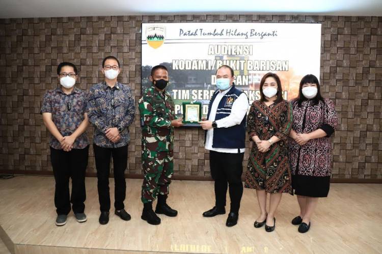 Ketua KADIN Medan Sekaligus Ketua Harian Walubi Arman Chandra Terima Penghargaan dari Pangdam I/BB