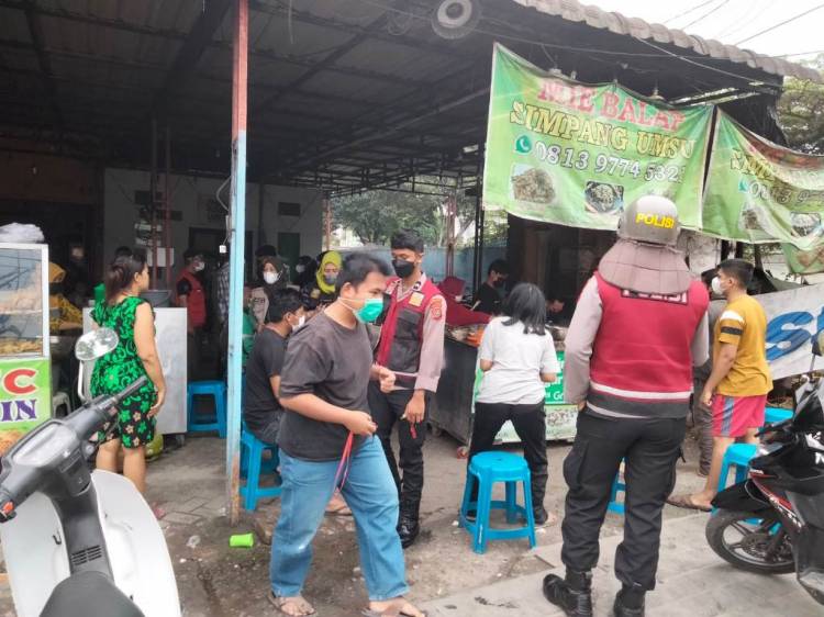 Satgas PPKM Polsek Medan Timur Kembali Tutup Tempat Usaha Swasta Sektor Non Esensial