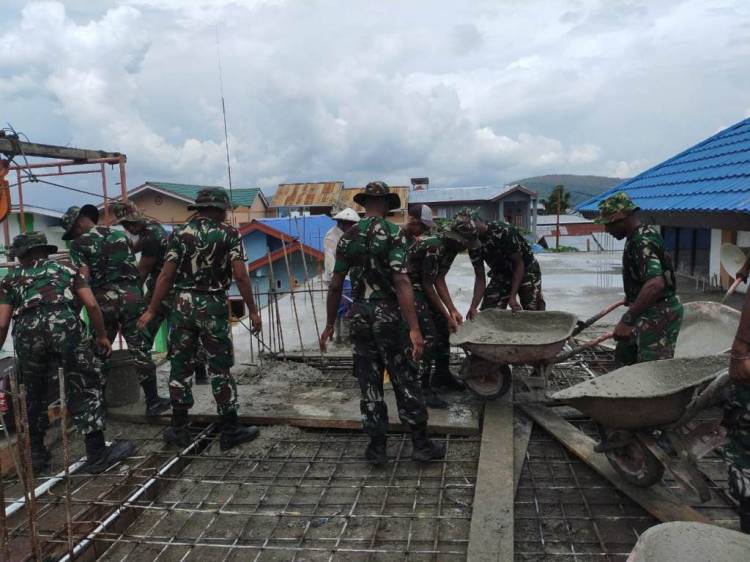 Prajurit TNI Yonif RK 751/VJS Bantu Pengecoran Masjid