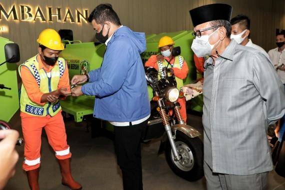  Bobby Nasution Terima CSR Becak Sampah dari GBI Rumah Persembahan, Harapkan Penanganan Kebersihan Yang Lebih Masif di Kota Medan