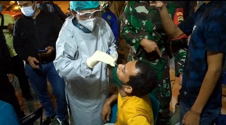 Muspika Helvetia Gelar Razia Prokes di Malam Hari, Pengunjung dan Pekerja Kafe Ikuti Swab Test di Tempat