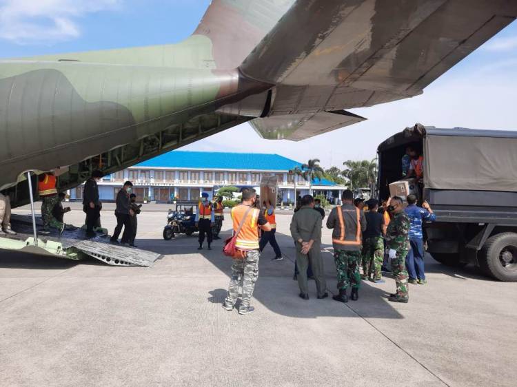 Panglima TNI Kirim Bantuan Alkes dan Obat-Obatan dengan Pesawat TNI AU