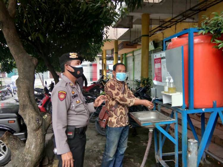 Polsek Medan Baru Imbau dan Ajak Pedagang Pasar Petisah Patuhi Prokes