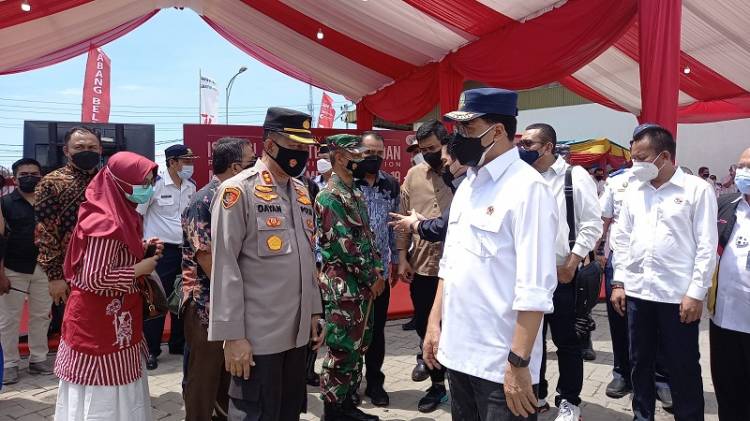 Bobby Nasution Bersama Kapolres Belawan Dampingi Dua Menteri Sapa Pasien Isoter di KM Bukit Raya