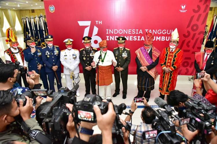 Edy Rahmayadi Bangga Putri Sumut Jadi Pembawa Baki Bendera Pusaka di Istana Merdeka Jakarta