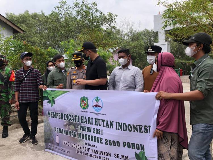Walikota Medan dan Kapolres Belawan Serahkan 2.500 Bibit Manggrove