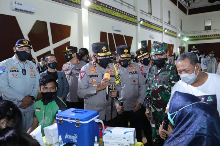 Kakorlantas Polri, Gubernur dan Kapolda Sumut Tinjau Vaksinasi Massal di Kampus Poltekpar