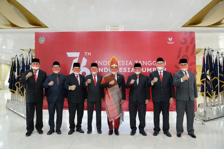 Ikuti Upacara Penurunan Bendera Nasional, Gubernur Sumut Edy Rahmayadi Kenakan Pakaian Adat Batak