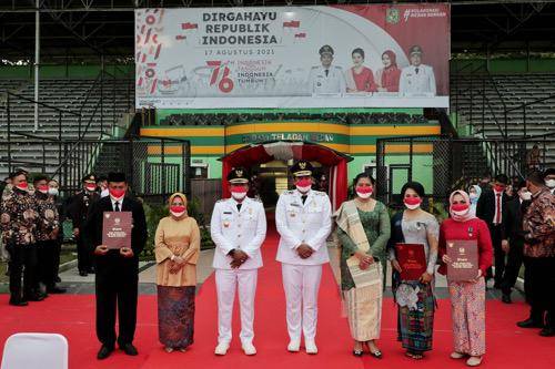 Walikota Medan Sematkan Tanda Kehormatan Satyalancana Karya Satya