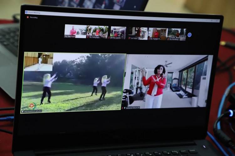 Ketum Dharma Pertiwi Laksanakan Senam secara Virtual