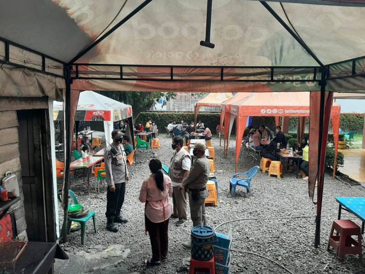 Langgar Prokes, Satgas PPKM Polsek Medan Timur Tutup Rumah Makan dan Kafe