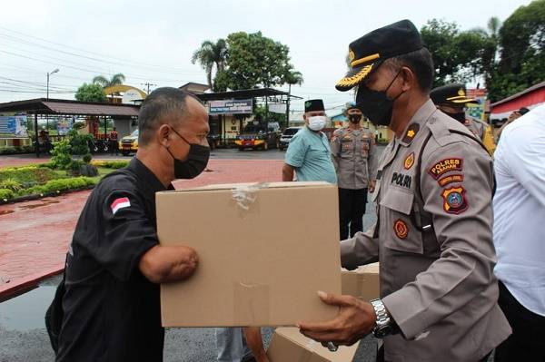 Warga Terdampak Covid-19 Dapat Paket Sembako dari Polres Asahan