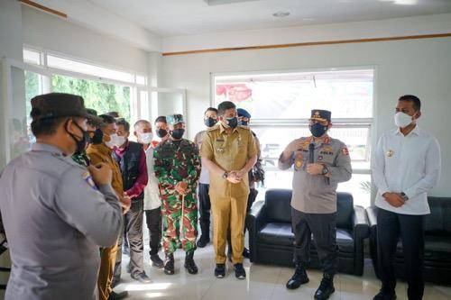Dampingi Wakapolri, Wali Kota Medan Ikut Tinjau Pos PPKM Mikro di Komplek Menteng Indah