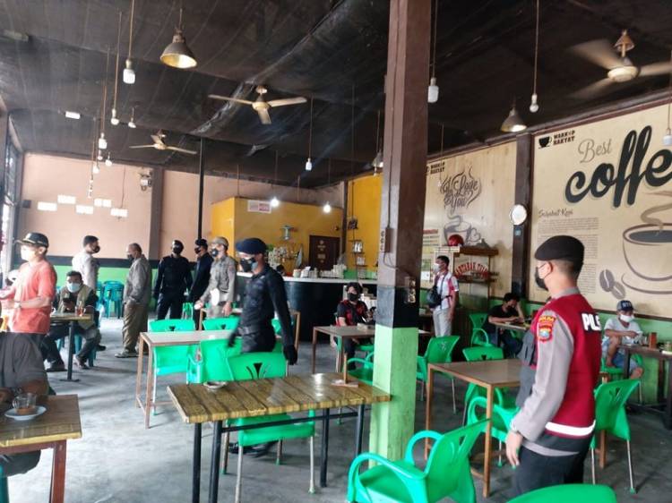 Langgar Prokes, Satgas PPKM Polsek Medan Timur Bubarkan Kerumunan Warga di Warkop Rakyat