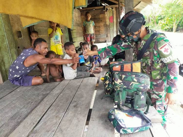 TNI Door to Door Sosialisasikan Protokol Kesehatan di Perbatasan
