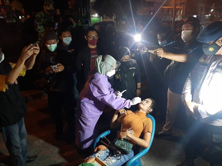 Satgas Razia Prokes dan Gelar Swab Test di Malam Hari, Pengunjung Hotel Sibayak Medan Reaktif Covid-19