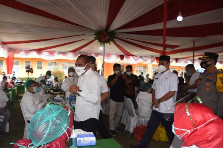 58.000 Masyarakat/Karyawan Perkebunan Divaksin, Gubernur Edy Rahmayadi Berharap Penyebaran Covid-19 Bisa Dikendalikan